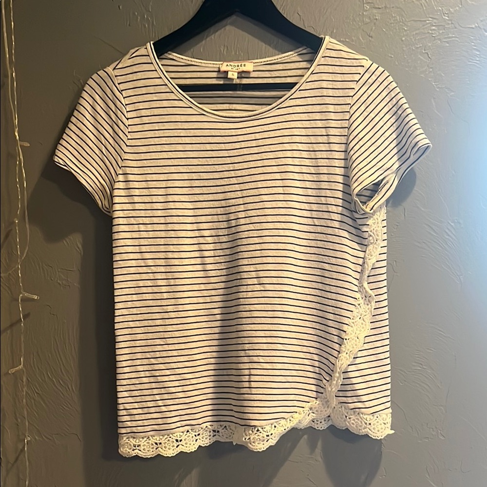 Andree by Unit White and Gray Fitted Short Sleeve Tee